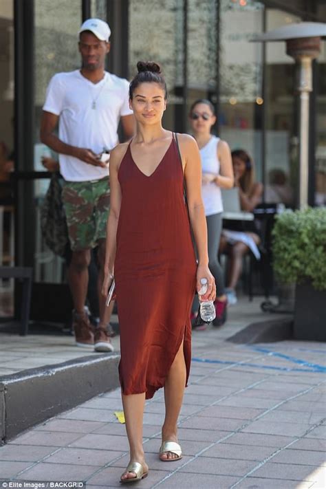 Shanina Shaik Goes Braless And Makeup Free In New York Daily Mail Online