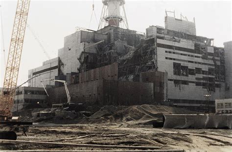 Непосредственно во время взрыва на четвёртом энергоблоке погиб только один человек (валерий ходемчук), ещё один впоследствии у 134 сотрудников чаэс и членов спасательных команд, находившихся на станции во время взрыва, развилась лучевая. Авария на Чернобыльской АЭС: 25 лет спустя | ФОТО НОВОСТИ