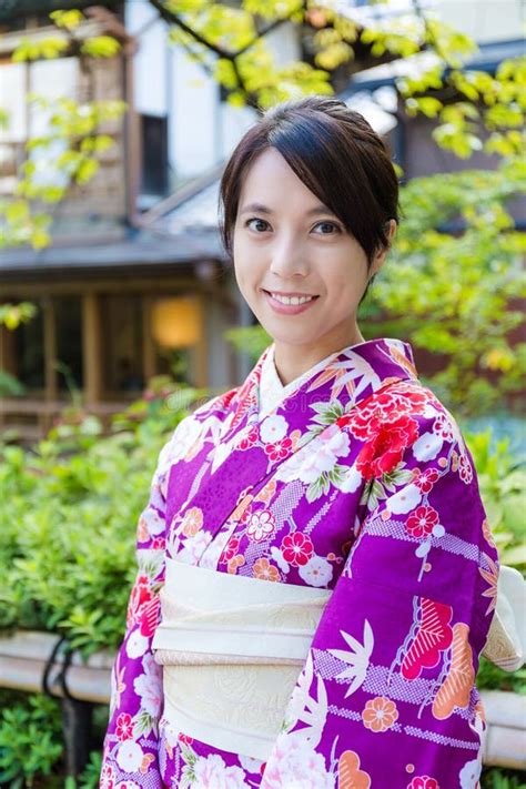Femme Japonaise Avec Le Costume De Kimono à Kyoto Image Stock Image