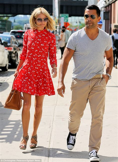 Kelly ripa is missing her stylist as she has been giving fans a weekly update on the status of her grey roots. Kelly Ripa breezes out of New York hair salon with a new ...