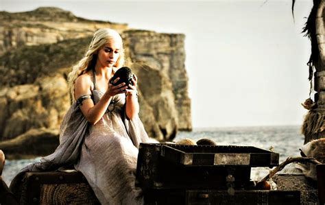 Emilia Clarke As Daenerys Targaryen Queen Woman Game Of Thrones