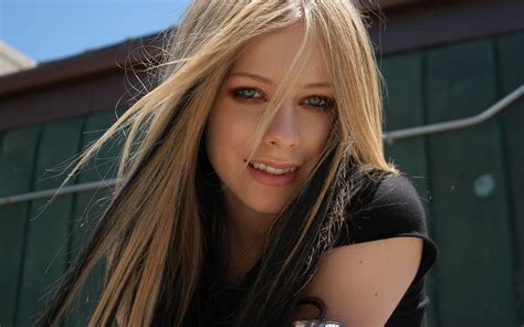 Its Complicated Why Avril Lavigne Has The Most Absurd Superfans In Pop