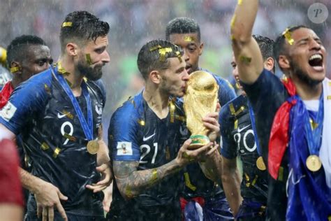 photo oilivier giroud et lucas hernandez finale de la coupe du monde de football 2018 en