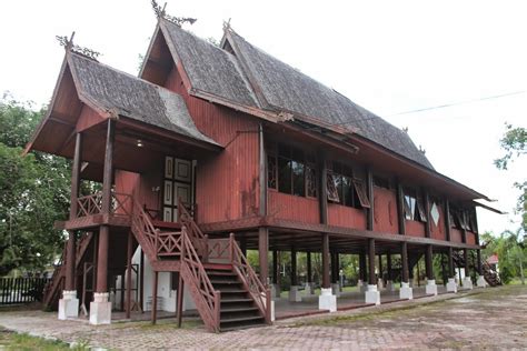 Penduduk provinsi seluas 194.489 km2 ini mayoritas berasal dari suku dayak. Kebudayaan Kalimantan Tengah Dan Ciri Khas | Triyo Atna