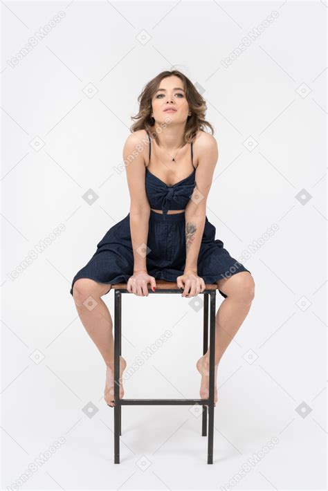 Sinnliche Frau Sitzt Auf Einem Barstuhl Mit Weit Gespreizten Beinen Foto