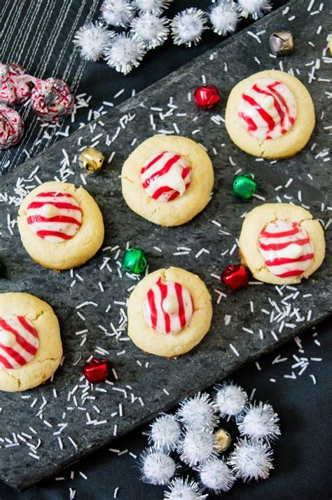In 1957, freda smith from gibsonburg, ohio pressed a hershey kiss into a peanut butter cookie and history was made! Candy Cane Hershey Kiss Cookies | Recipe | Easy christmas ...
