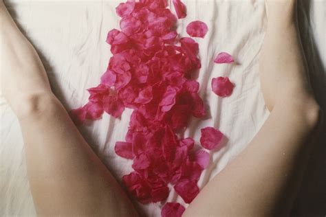 Sara Lorussos Delicate Intimate Natural Images Celebrate Female Sexuality With Grace — Anne