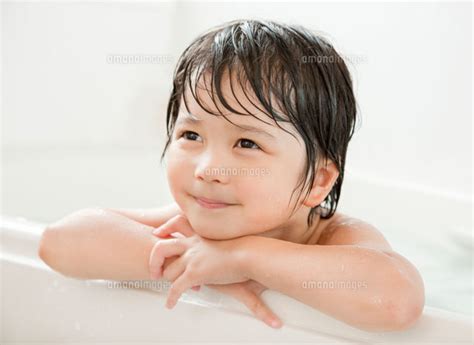 お風呂に入る男の子 10208000962 ｜ 写真素材・ストックフォト・画像・イラスト素材｜アマナイメージズ