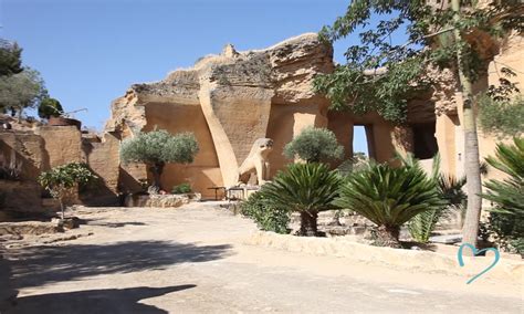 Esta localización cuenta con un clima excepcional que hace que el visitante pueda disfrutar de una temperatura de 22º que se mantiene estable, un aforo para 600 comensales, 800 butacas para recitales y convenciones y un aforo de 1400 personas. El Coto de las Canteras - Celebraciones Alianzza