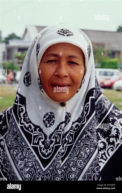 1 One Malaysian Woman Malay Woman Elderly Woman Head Covering