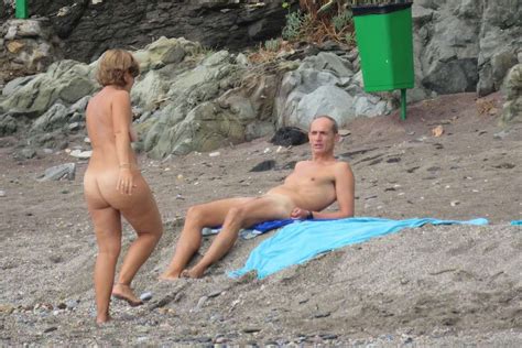 Couple mature à poil sur la plage plaisir