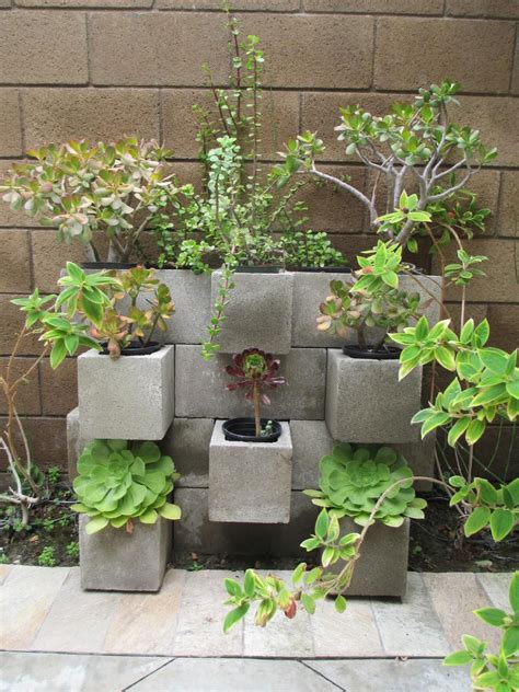 Las jardineras con palets se han vuelto muy populares recientemente. Maceteros con blocks de cemento. | Jardinería en macetas ...
