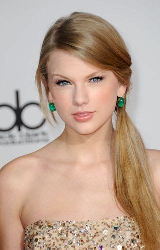 Taylor Swifts Look At The American Music Awards By Makeup Artist