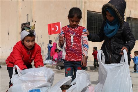 الجيش التركي يقدم مساعدات لألف طالب في 