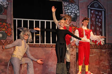 Russians sing a song from the soviet cartoon the bremen town musicians (music: RCTCC - Musicians from Town Bremen