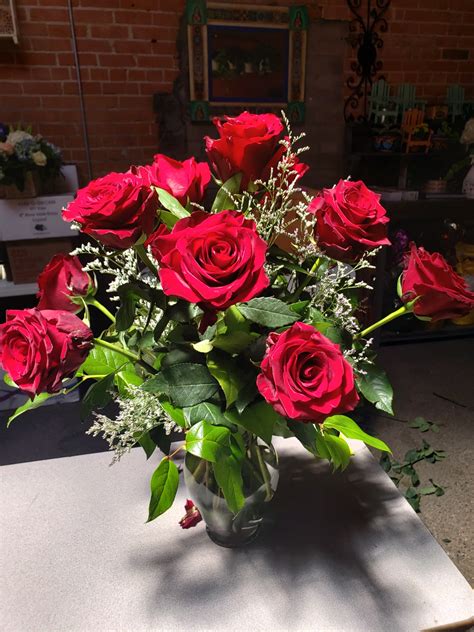 5 Classic Dozen Roses Arranged In A Vase Flower School 101