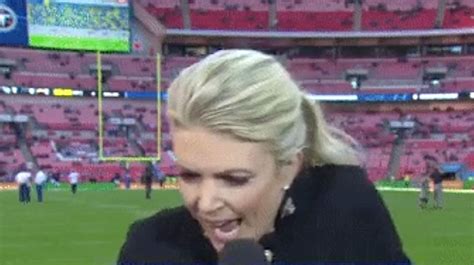 Nfl Reporter Melissa Stark Hit In Head By Football Makes Epic Comeback