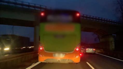 Nadjeżdżający autobus miejski używa sygnałów dźwiękowych, zwalnia i zatrzymuje się, a chwilę później znów rusza. Legnica. Autobus blokował ambulans. Kara dla kierowcy - TVN24