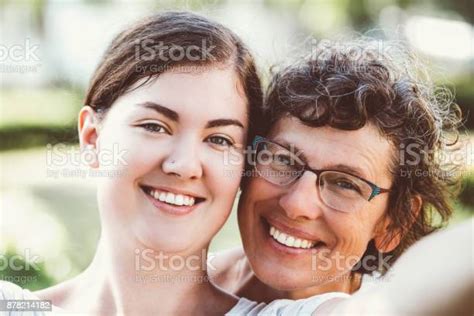 Caras Felices De Madre E Hija Teniendo Selfie Foto De Stock Y Más Banco