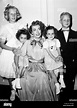 Joan Crawford, con sus hijos, desde la izquierda, Christina Crawford ...