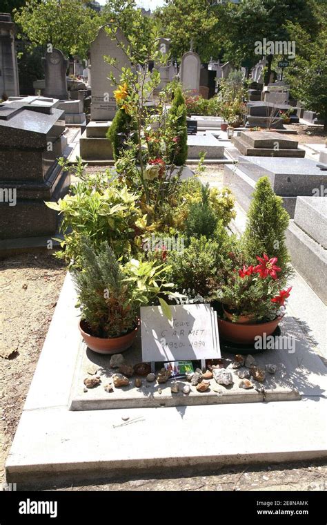 Tombe de l acteur Jean Carmet au cimetière Montparnasse de Paris