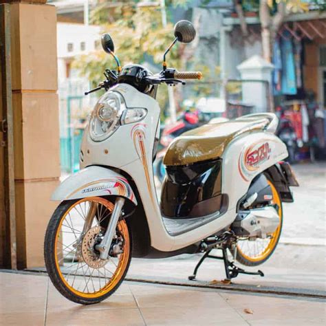 Gaya retro yang diusung berhasil memikat publik tanah air. Gambar Modifikasi Motor Scoopy Merah Terbaru | Customotto