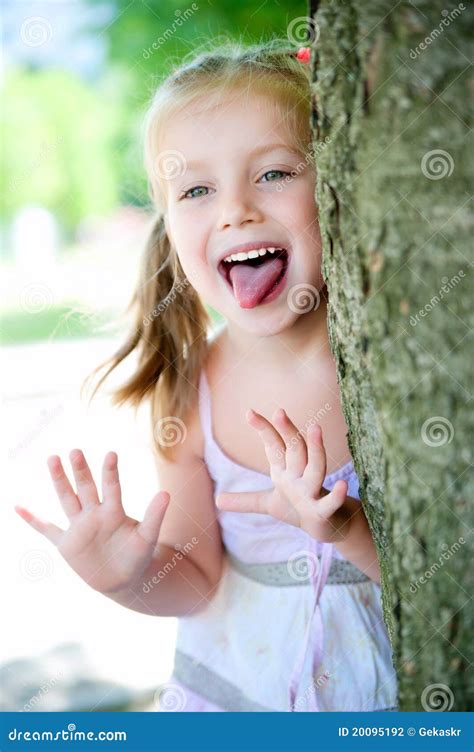 Lächeln Des Kleinen Mädchens Stockfoto Bild Von Drehzahl Lebensstil