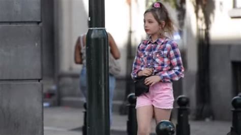Vidéo une petite fille de ans déguisée en prostituée dans les rues