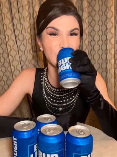 Farjam News 蠟裸 Bud Light stands behind partnership with trans activist