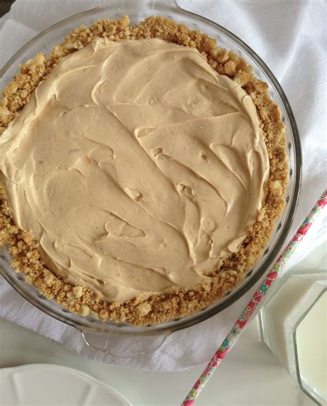 This unbelievably creamy peanut butter pie with peanut butter filled cookie crust is going to be your new favorite dessert! No Bake Peanut Butter Pie Recipe - The Gold Lining Girl