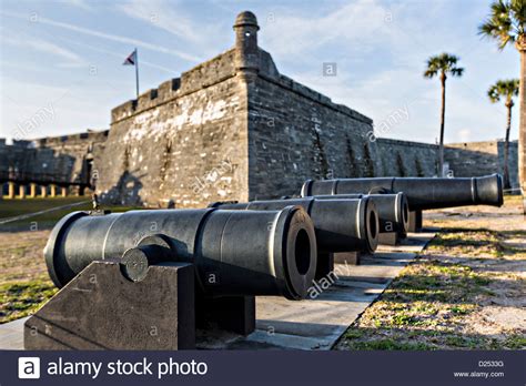 Kanonen Entlang Der Mauer Des Castillo De San Marcos In St Augustine