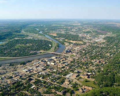 Mankato, minnesota, offers easy access to the minneapolis metro area while maintaining small city charm at just over 40,000 people. Mankato Minnesota - Mankato MN