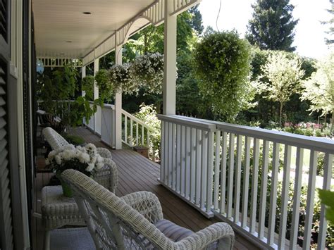 Install it at the head of a path, leading to a garden or your front door, and flank the posts with tall plantings. Magnificent doggie gates Inspiration for Porch Traditional
