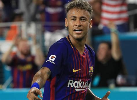 Он играет на позиции левый вингер. Le PSG n'a pas (encore) demandé à présenter Neymar dans Paris