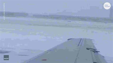 Video Shows American Airline Flight Sent Off Snowy Chicago Runway