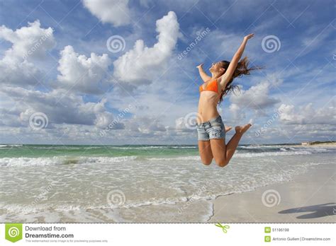 Gelukkig Meisje Die Op Het Strand Op Vakantie Springen Stock Foto