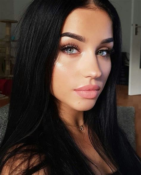 Pin By Domalyssa On Makeup Black Hair Green Eyes Dark Hair Blue Eyes Black Hair Green Eyes Girl