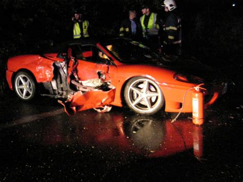 SÚLYOS BALESET: Egy Ferrari ütközött két másik kocsival Bacsfánál - öt ...