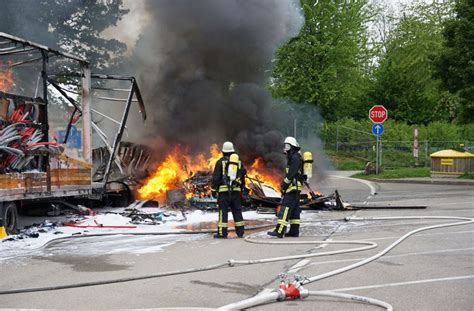 Brand am samstagabend sind auf dem parkplatz urweltfunde bei holzmaden ein wohnmobil und ein lastwagen ausgebrannt. Ludwig „Lucki" Hofmaier versucht aus seinem abgebrannten ...
