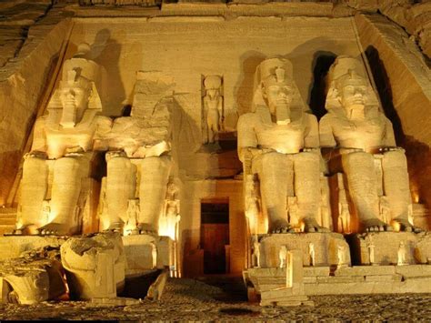 خطفت الزهراء لايق قلوب المصريين بصوتها العذب خلال تلاوتها للقرآن الكريم في مؤتمر دور المرأة في الإسلام، الذي عقد اليوم الخميس بحضور السيد عبد الفتاح السيسي رئيس الجمهورية. بالفيديو: معبد في مصر يتحول لملهى ليلي | البوابة
