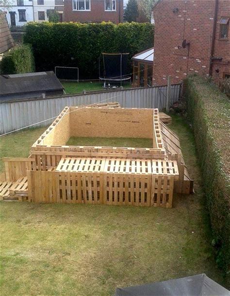 Build A Swimming Pool Out Of 40 Pallets Pallet Pool Homemade