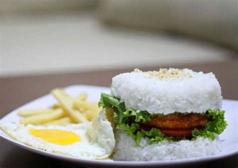 Daging ayam giling yang digoreng crispy bisa dijadikan patty. Resep Nasi burger ayam oleh Lilyhusnikitchen | Resep ...