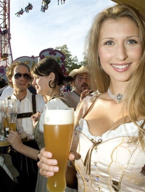 Pin By Zöld Mihály On Oktober In 2020 Beer Maid Oktoberfest Woman Octoberfest Beer