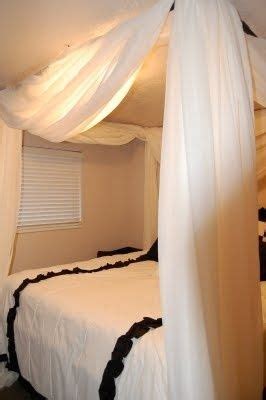 Am einfachsten ist es, einen betthimmel von einem ring über das bett fallen zu lassen. DIY Bed Canopy - sublime-decor | Canopy bed diy, Diy bed ...