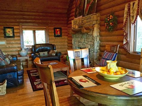 Black mountain and cabin lake is a 3.7 mile heavily trafficked loop trail located near west vancouver, british columbia, canada that features a river and is rated as moderate. Pin on Brown Bear Cabin VRBO#789239 Black Mountain North ...