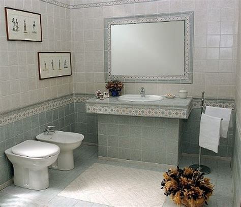 Una soluzione molto moderna in questo caso il materiale viene impiegato per realizzare pareti divisorie, sistemi doccia e il mobile lavabo, creando una meravigliosa continuità stilistica che si propone sobria ed essenziale e che può essere ravvivata secondo gusto per rendere il bagno in muratura più interessante e completo. Specchi su misura | Europan Glass
