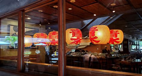 고급스러운 이자카야 분위기와 트렌디한 감각이 돋보이는 맛집 도라쿠 스시 레스토랑