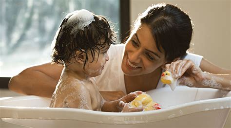 Indian baby care offers you vast range of topics to discuss including baby feeding, baby bath, baby skin care, weaning a baby, menu for babies, massaging oil and much more. Himalaya Babycare Bathing Baby - himalayababycare.com