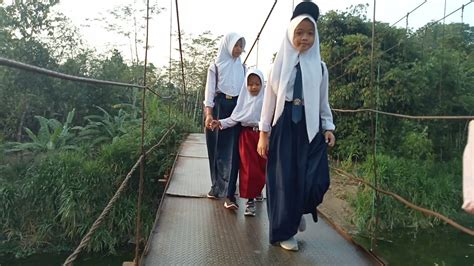 Siswa Sd Di Lebak Nekat Lintasi Jembatan Usang Id Berita Banten Hari Ini