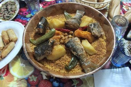 400 g de collier d'agneau, 200 g de semoule de blé dur moyenne, 4 cuisses de poulet. Et si on allait faire un tour au marché le couscous ...